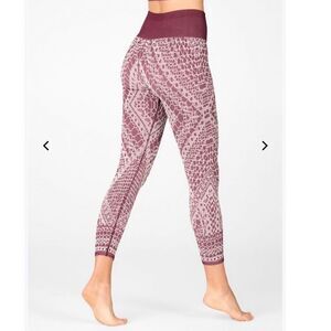 NWT! Fabletics High-Waisted Seamless Lace Capri Workout Gym Leggings